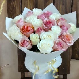 Белые и розовые розы «Нежный взгляд» от интернет-магазина «Цветы для души» в Новосибирске