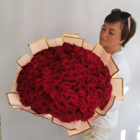 Красные розы «101 поцелуй» от интернет-магазина «Цветы для души» в Новосибирске