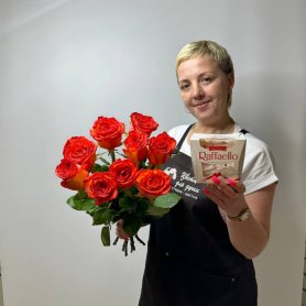 9 алых роз с Рафаэлло от интернет-магазина «Цветы для души» в Новосибирске