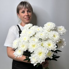 Монобукет из 5 белых хризантем «Комплимент» от интернет-магазина «Цветы для души» в Новосибирске