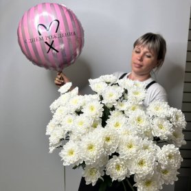 Комбо « 9 белых хризантем и шарик с Днем Рождения» от интернет-магазина «Цветы для души» в Новосибирске