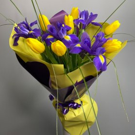 Букет с тюльпанами и ирисами от интернет-магазина «Цветы для души» в Новосибирске