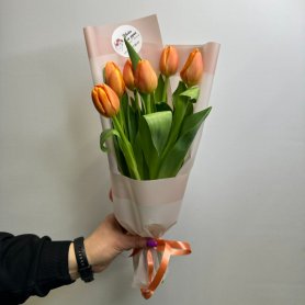 Букет из 7 тюльпанов Огонек от интернет-магазина «Цветы для души» в Новосибирске