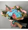 Букет с голубыми хризантемами и маттиолой