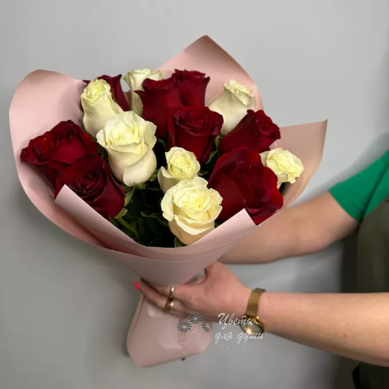 15 красных и белых роз, 50 см