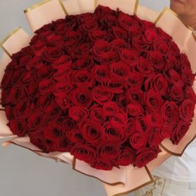 Красные розы «101 поцелуй» от интернет-магазина «Цветы для души» в Новосибирске