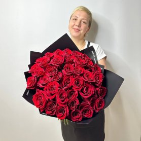 Монобукет из 35 роз «Торжество красного» от интернет-магазина «Цветы для души» в Новосибирске