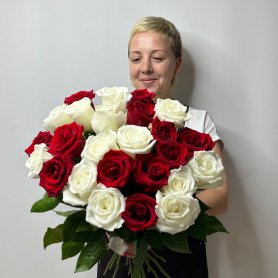 25 белых и красных роз «Ласковый миг» от интернет-магазина «Цветы для души» в Новосибирске
