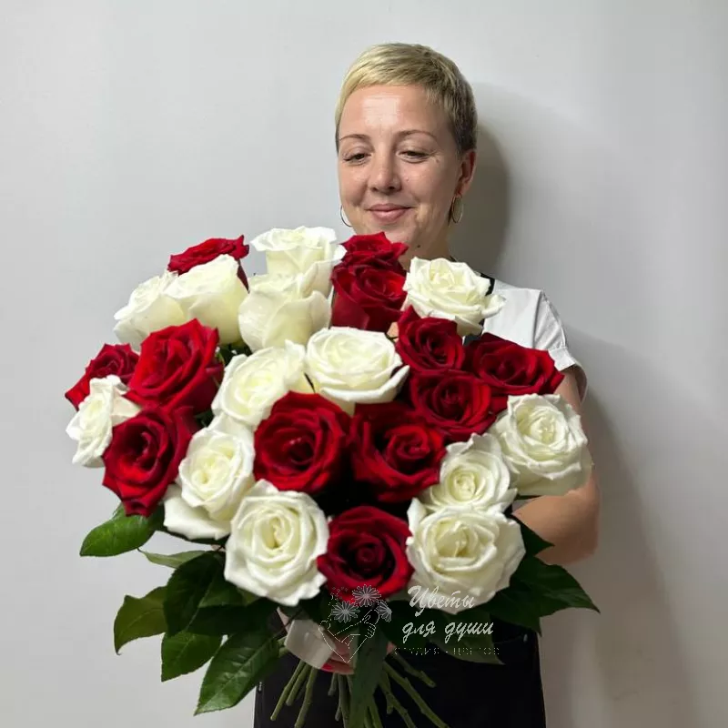 25 белых и красных роз «Ласковый миг»