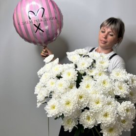 Комбо « 9 белых хризантем и шарик с Днем Рождения» от интернет-магазина «Цветы для души» в Новосибирске